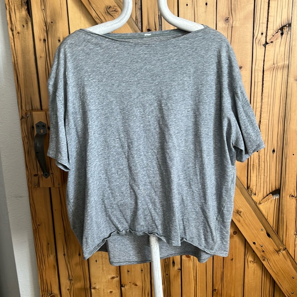 Lululemon Women’s 10 Back In Action Gray short sleeved t shirt - no tag